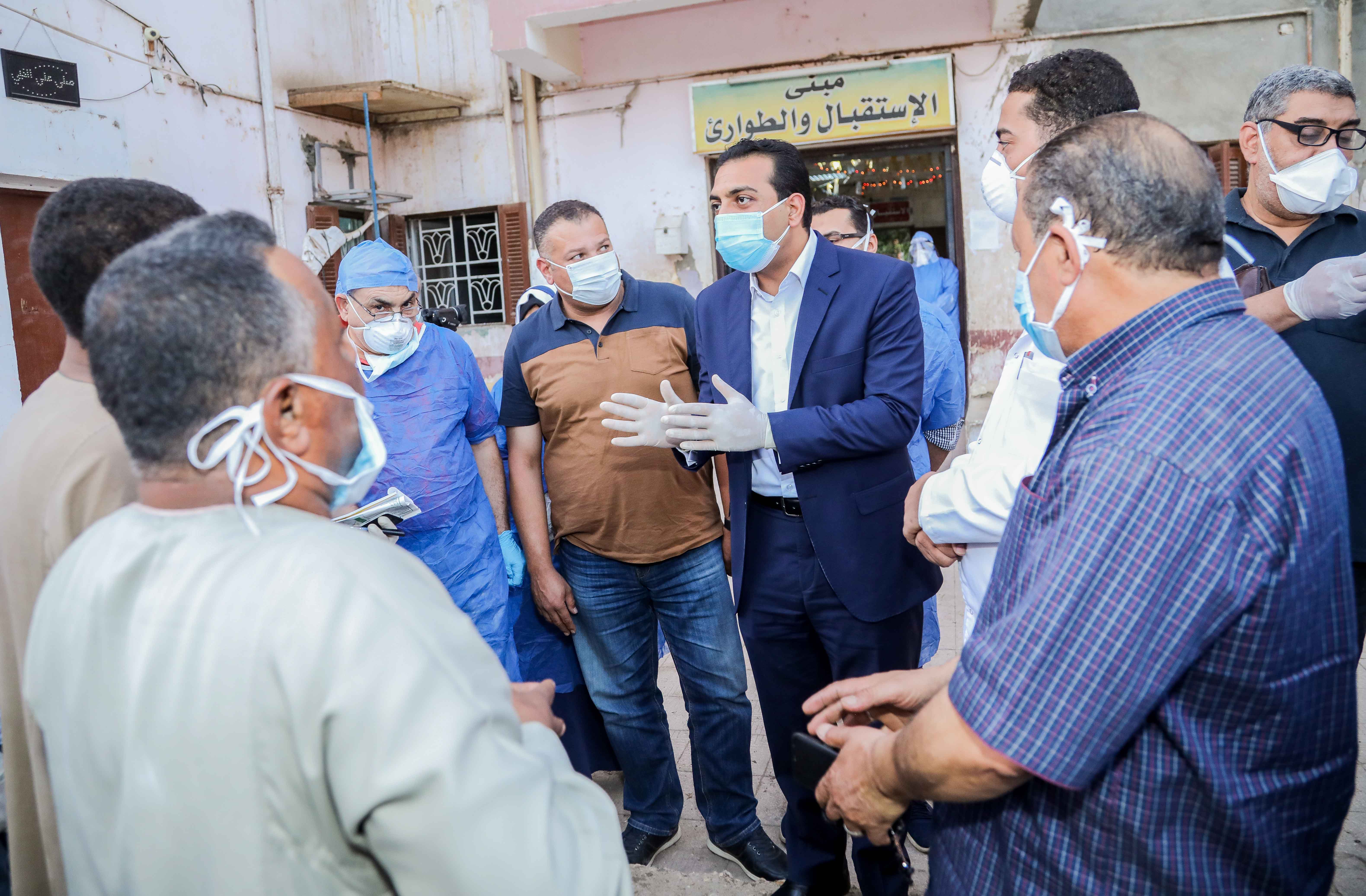 نائب محافظ قنا يزور مستشفيات العزل الصحى (9)