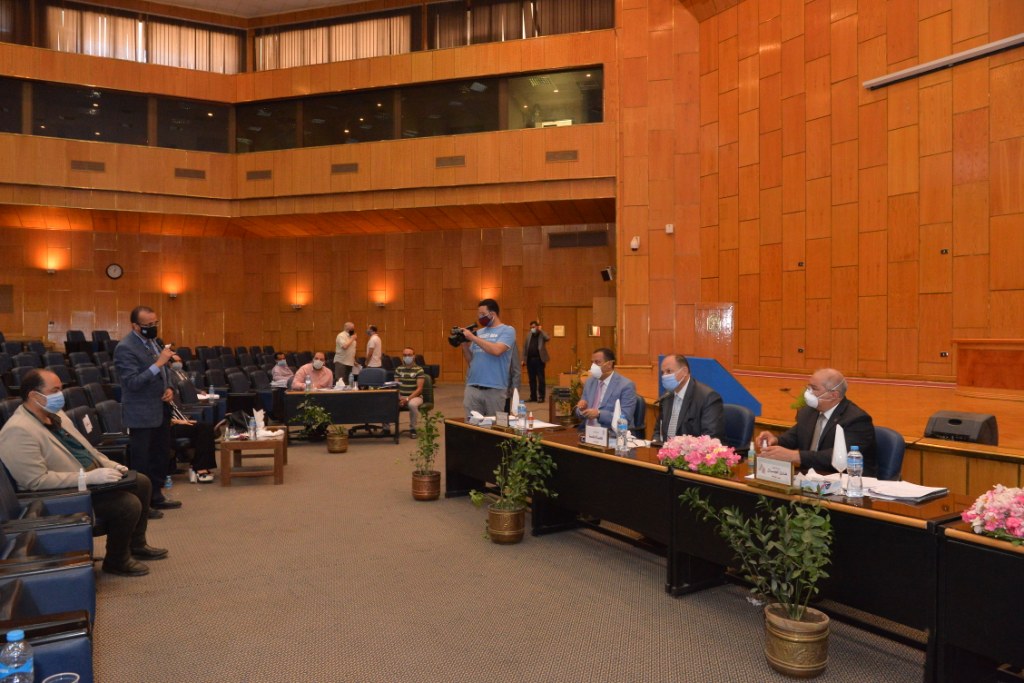 المحافظ خلال مشاركته في اجتماع مجلس جامعة أسيوط (6)