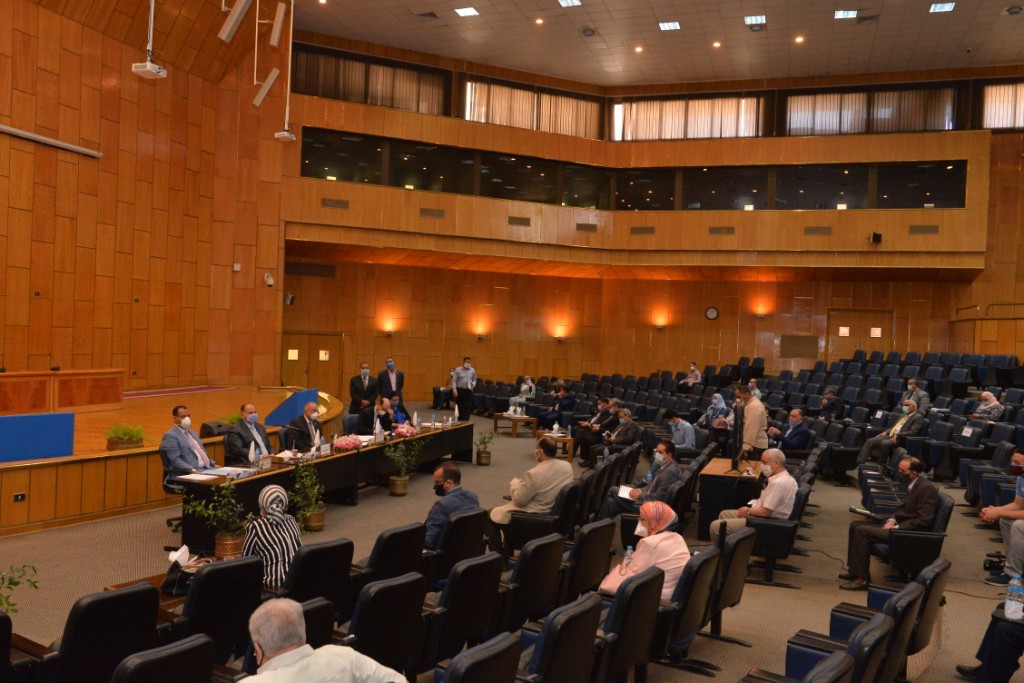 المحافظ خلال مشاركته في اجتماع مجلس جامعة أسيوط (3)