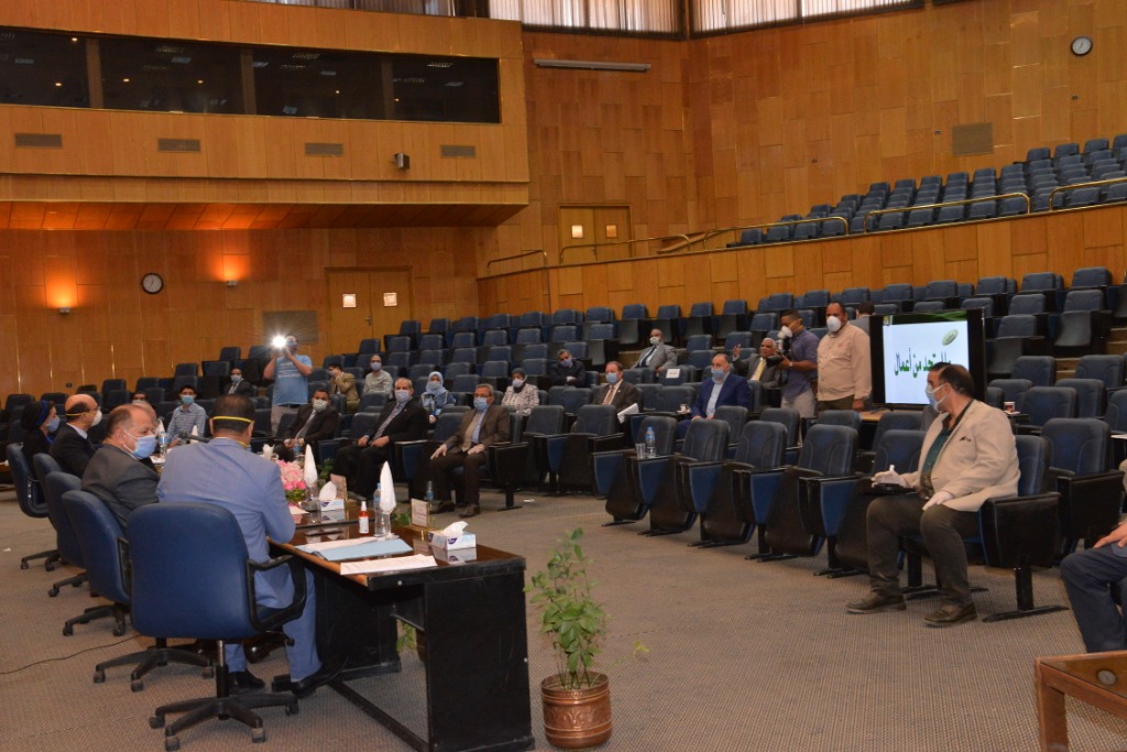 المحافظ خلال مشاركته في اجتماع مجلس جامعة أسيوط (9)