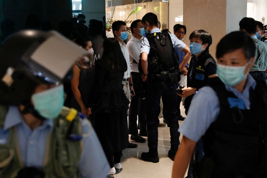 شرطه هونج كونج تحاول فض الاحتجاجات بمركز التسوق