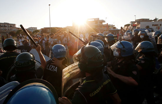 اشتباك الشرطة مع المتظاهرين خلال زيارة زعيم حزب الاتحاد اليمينى المتطرف ماتيو سالفينى