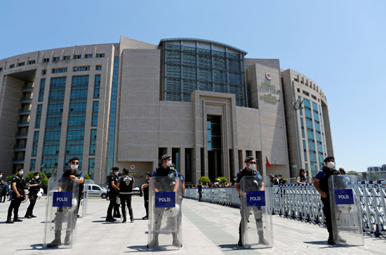 الشرطة التركية تقف أمام قصر العدل