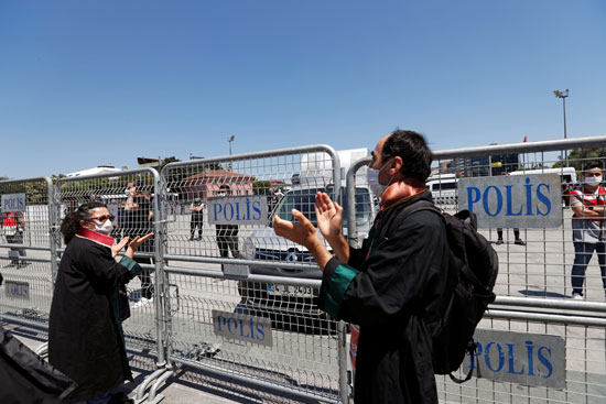 المحاميون يتظاهرون أمام قصر العدل فى اسطنبول