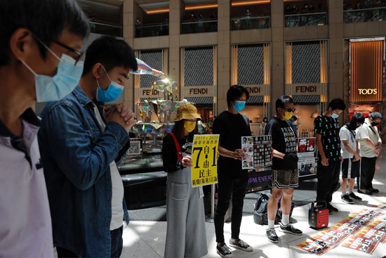 المتظاهرون فى هونج كونج يقفون دقيقة صمت خلال المظاهرة