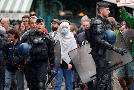 الشرطة تتابع احتجاجات العاملين بالقطاع الصحى فى فرنسا