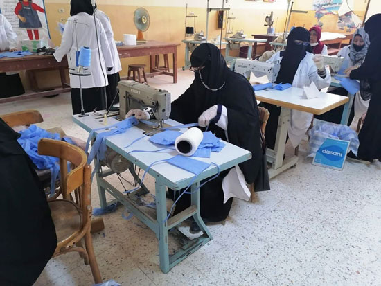 20 معلما بشمال سيناء تطوعوا لإنتاج 6000 كمامة خلال 3 أسابيع (1)