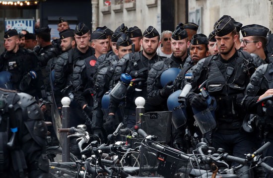 تشكيلات أمنية خلال مظاهرات العاملين بقطاع الصحة فى فرنسا