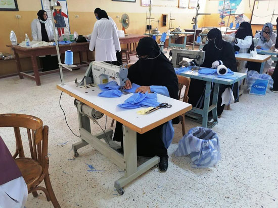 20 معلما بشمال سيناء تطوعوا لإنتاج 6000 كمامة خلال 3 أسابيع (4)