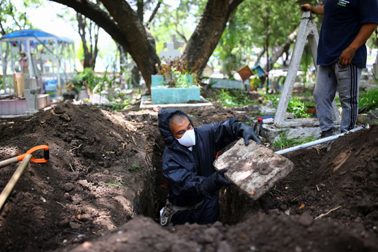 خلال دفن ضحايا كورونا