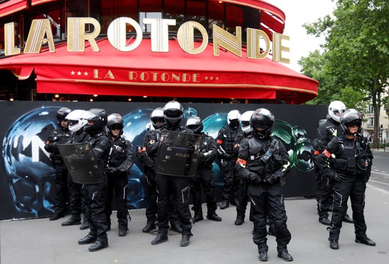 الشرطة الفرنسية تنتسر فى محيط الاحتجاجات