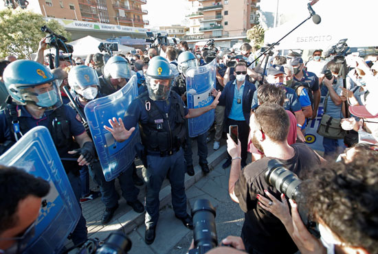 ضباط الشرطة يقفون أثناء زيارة زعيم حزب الاتحاد اليمينى