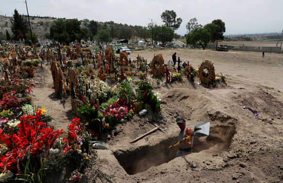 خلال دفن أحد ضحايا كورونا