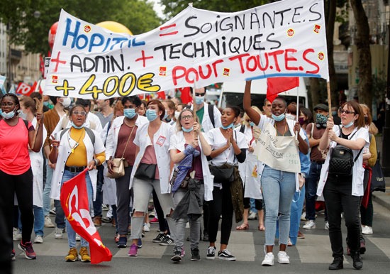 مسيرات العاملين فى القطاع الصحى بفرنسا