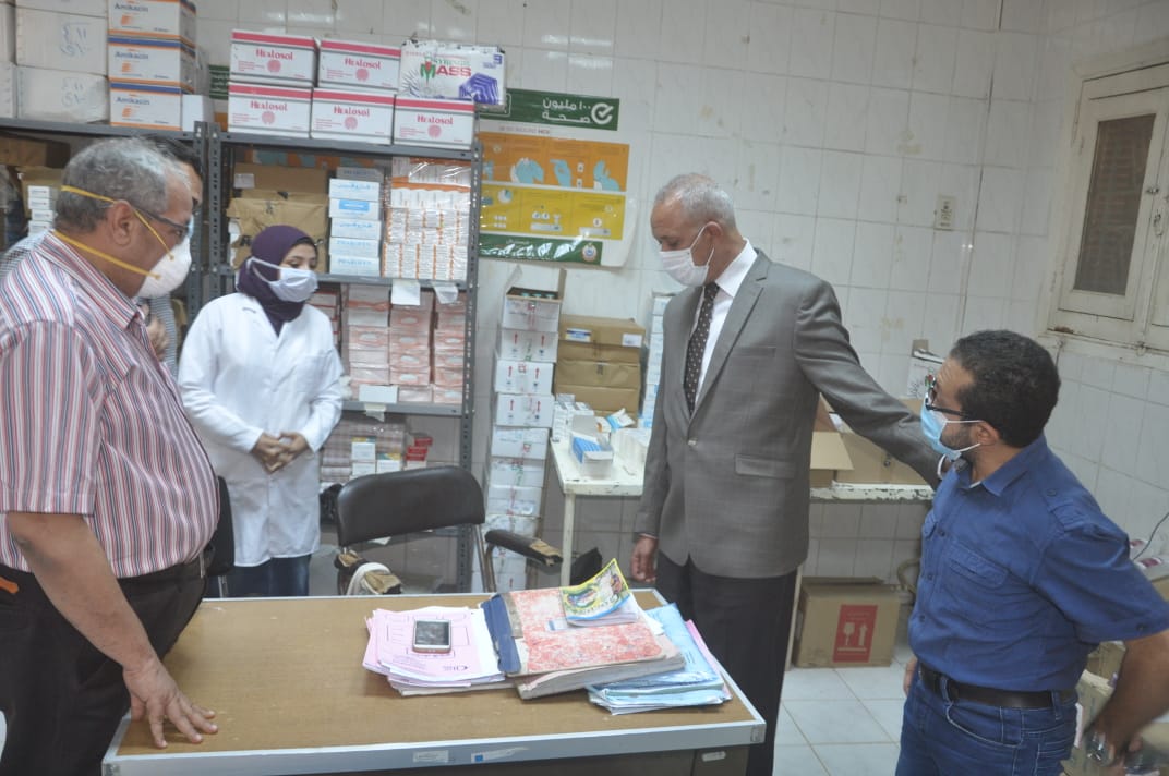 السكرتير العام خلال زيارته الميدانية للمستشفى  (1)