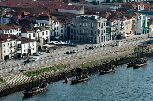 تصوير أكواخ نبيذ الميناء التاريخية بنهر دورو في فيلا نوفا دي جايا ، منطقة بورتو