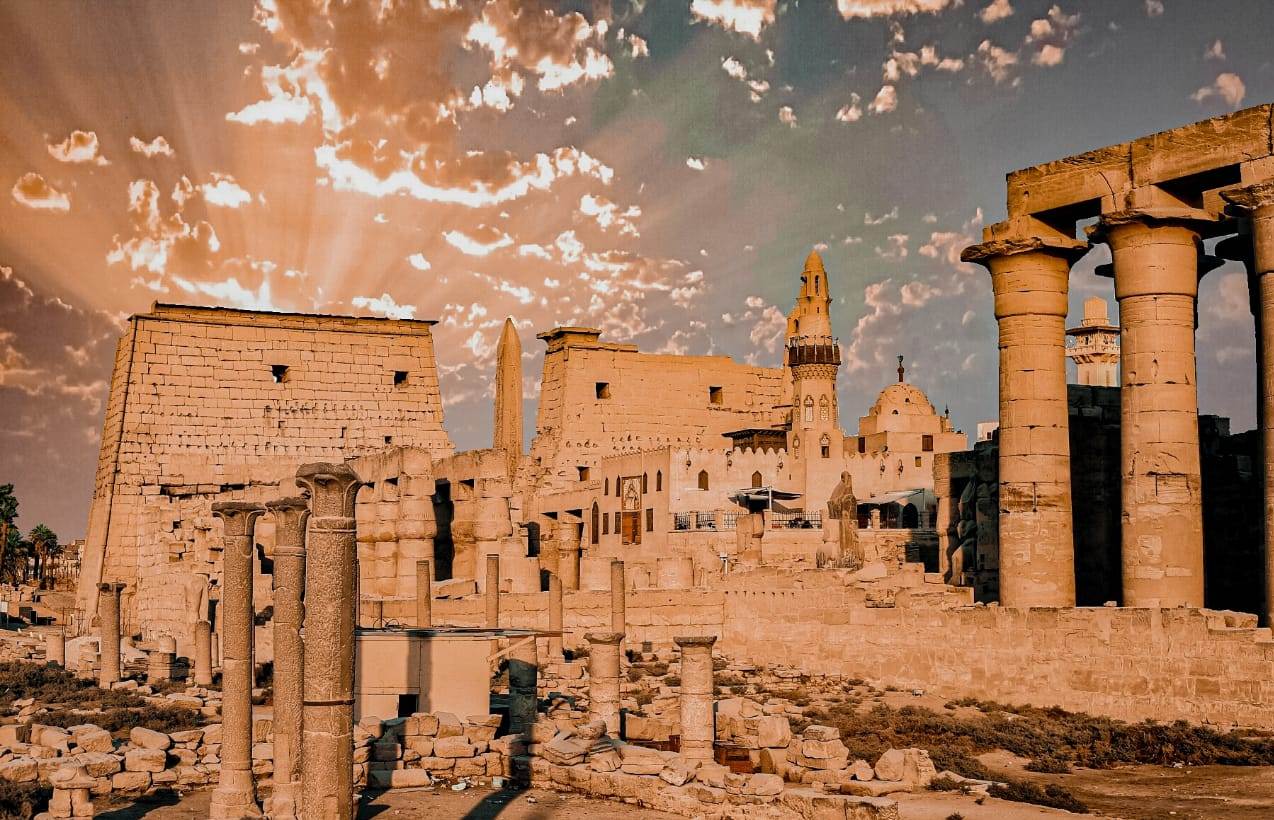 صورة ساحرة لمعبد الأقصر ومسجد أبو الحجاج