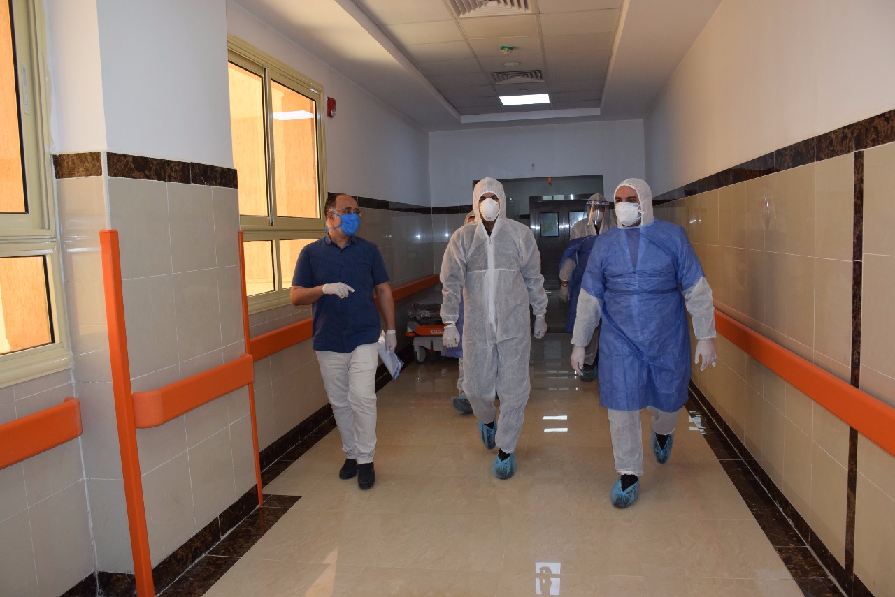 محمد عبدالقادر خيري يتفقد العمل بمستشفى العديسات