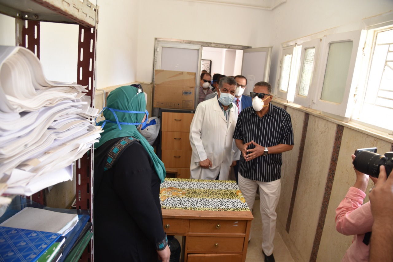 حافظ مطروح يتفقد مستشفى الحميات (4)