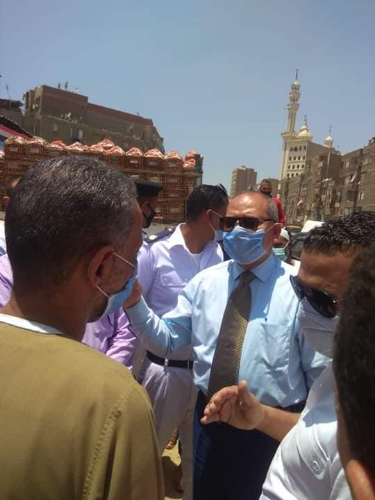 نائب محافظ القاهرة خلال حصر بائعى سوق الخميس بالمطرية (3)