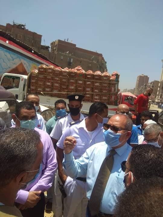 نائب محافظ القاهرة خلال حصر بائعى سوق الخميس بالمطرية (2)