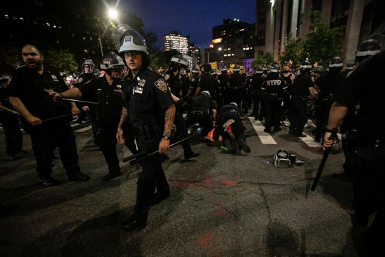 اعتداء الشرطة على المتظاهرين فى نيويورك