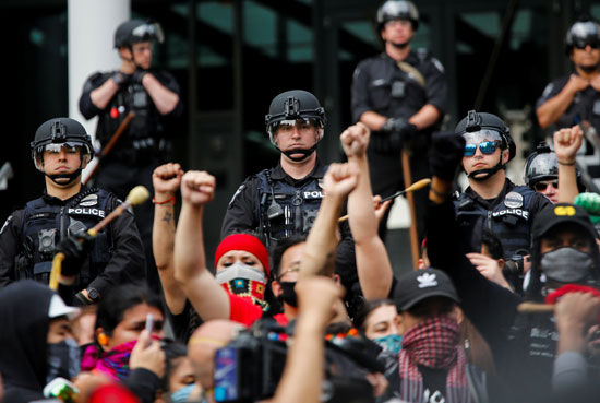 المتظاهرون والشرطة