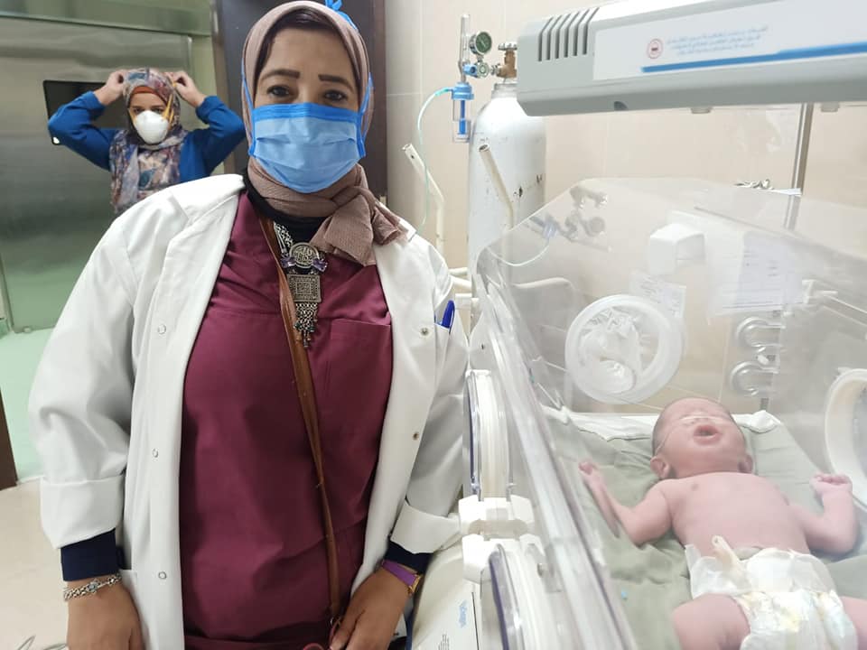 مديرة المستشفى مع المولود الجديد عبد الله