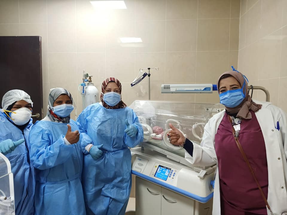 فرحة الفريق الطبى بعد إجراء ثامن ولادة بالمستشفى