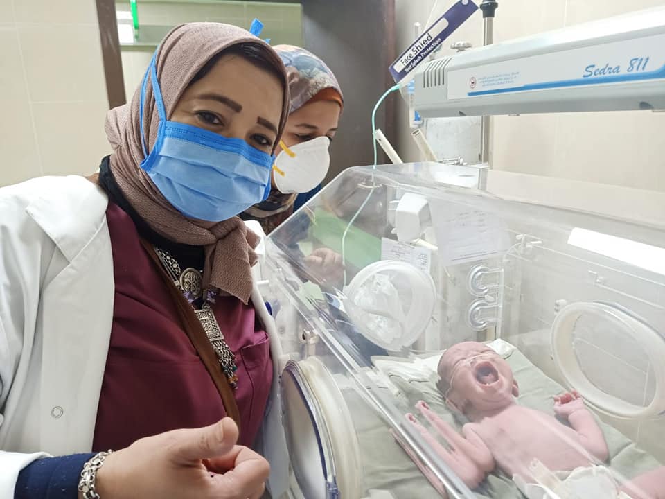 فرحة الفريق الطبى بعد إجراء ثامن عملية ولادة بالمستشفى