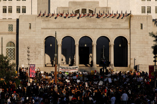 متظاهرون يتجمعون أمام قاعة مدينة لوس أنجلوس
