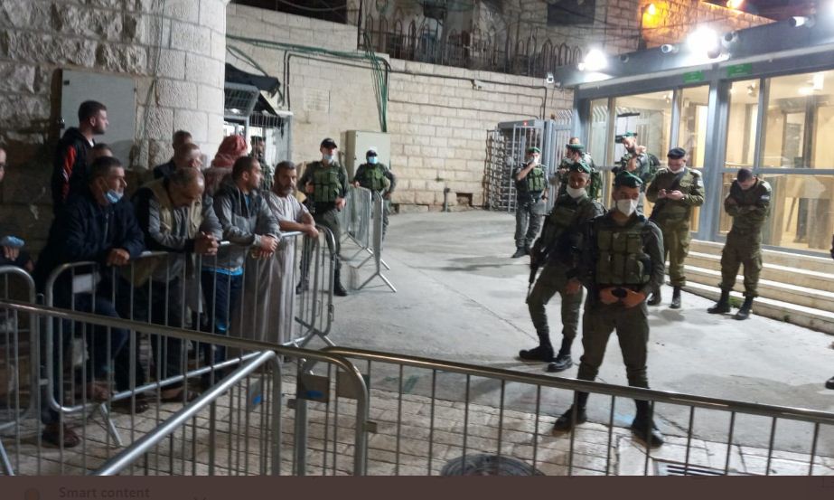 الاحتلال يمنع المصلين من دخول المسجد
