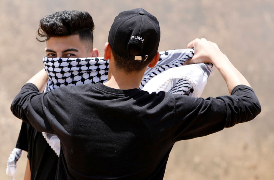 شاب يرتدى الوشاح الفلسطينى