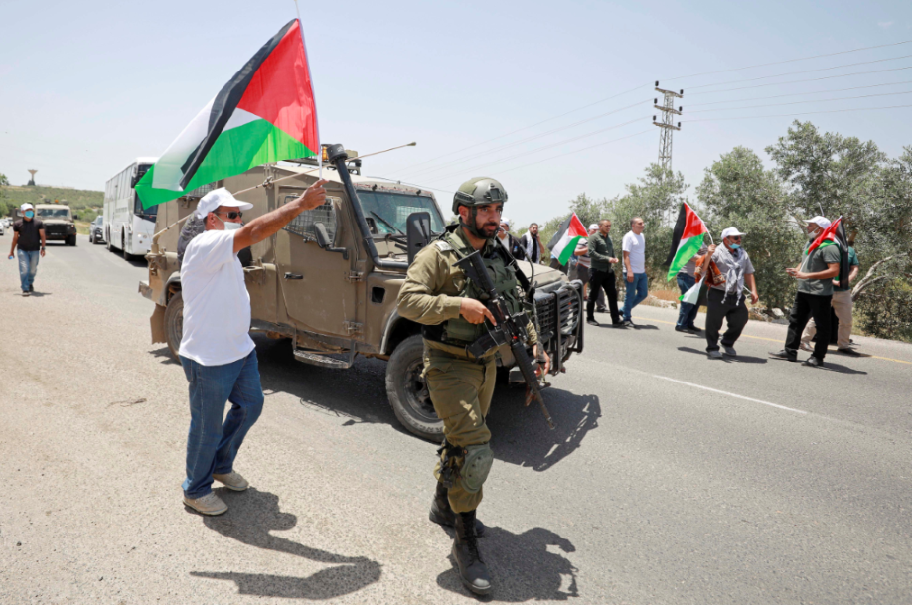 الفلسطينيون يرفعون علم بلادهم