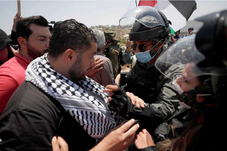 اعتقال الاحتلال لشاب فلسطينى