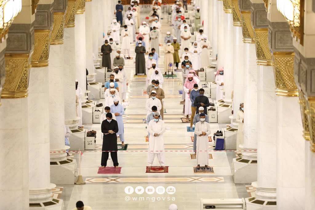 المسلمون يؤدون صلاة الجمعة في المسجد الحرام والنبوى وسط التزام بالتباعد   (6)