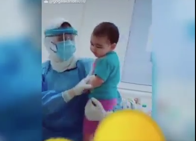 الممرضة تداعب الطفل سيد