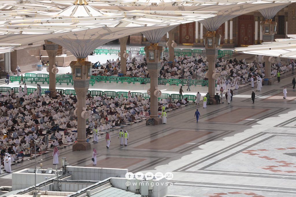 المسلمون يؤدون صلاة الجمعة في المسجد الحرام والنبوى وسط التزام بالتباعد   (7)