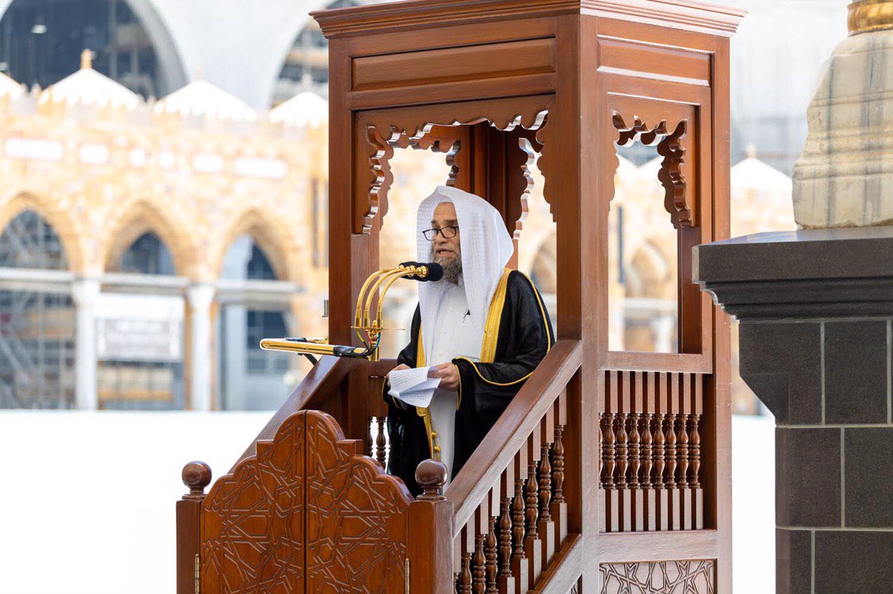 المسلمون يؤدون صلاة الجمعة في المسجد الحرام والنبوى وسط التزام بالتباعد   (2)