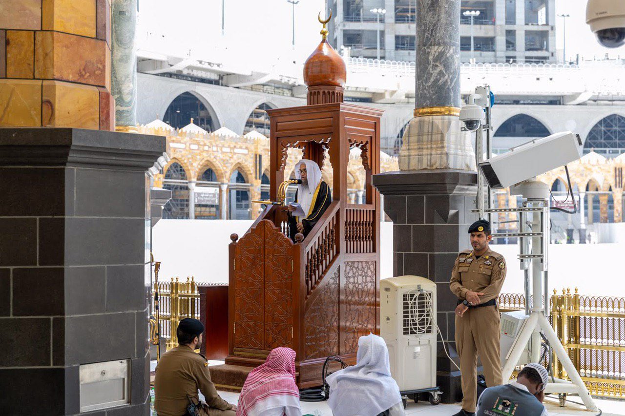 المسلمون يؤدون صلاة الجمعة في المسجد الحرام والنبوى وسط التزام بالتباعد   (4)
