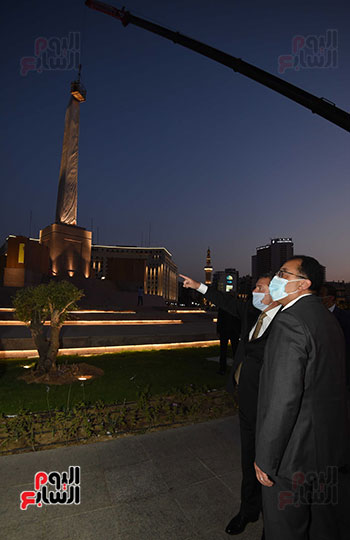 رئيس الوزراء يتفقد المرحلة النهائية لمشروع إضاءة ميدان التحرير بعد تطويره (1)