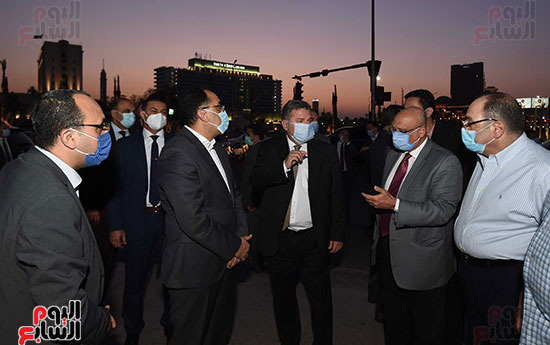 رئيس الوزراء يتفقد المرحلة النهائية لمشروع إضاءة ميدان التحرير بعد تطويره (5)