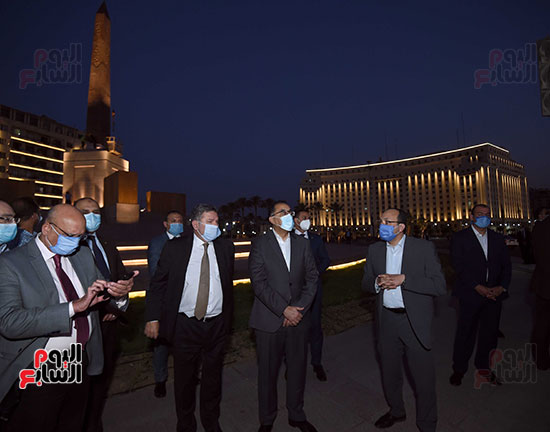 رئيس الوزراء يتفقد المرحلة النهائية لمشروع إضاءة ميدان التحرير بعد تطويره (7)