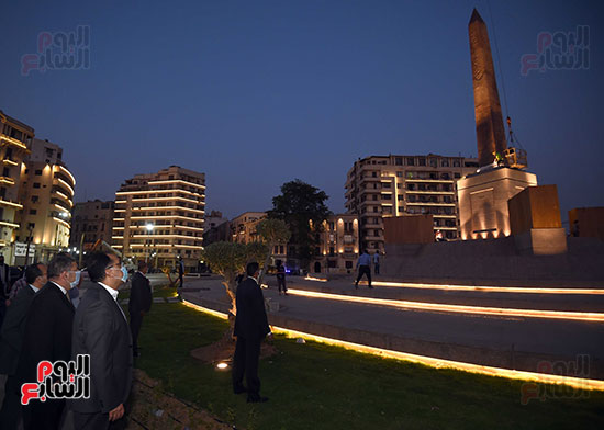 رئيس الوزراء يتفقد المرحلة النهائية لمشروع إضاءة ميدان التحرير بعد تطويره (2)