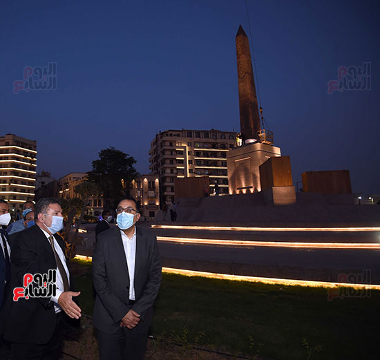 رئيس الوزراء يتفقد المرحلة النهائية لمشروع إضاءة ميدان التحرير بعد تطويره (4)