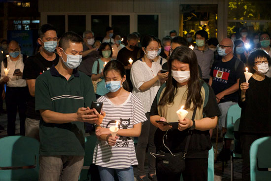 مواطنو تايوان يحيون ذكرى المظاهرات الداعمة للديمقراطية بالكمامات