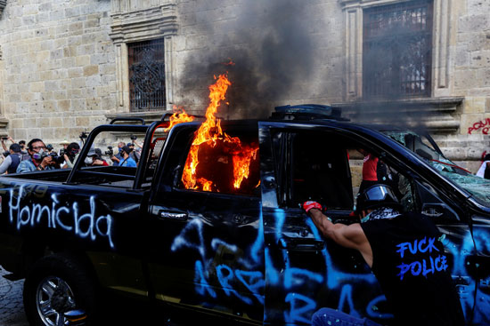 متظاهرون يشعلون النيران فى سيارة شرطة بالمكسيك