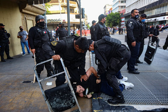 شرطة المكسيك تسحل أحد المتظاهرين
