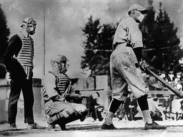 لاعبى البيسبول يرتدون الكمامة أثناء تفشى فيروس الإنفلونزا الإسبانية