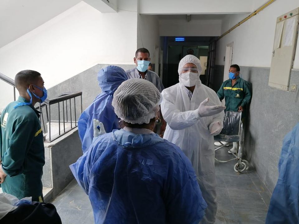 عميد كلية طب الأقصر يزور مستشفى الحميات لمتابعة المصابين